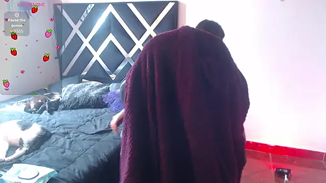 Snapshot of Zooee_01 chatting on 11/29/25, 02:20 Zooee 01 online show from 11/29/25, 02:20