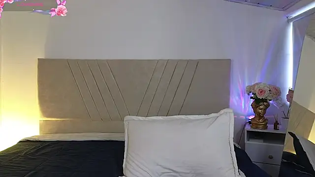 Snapshot of NatashaBlade_ chatting on 12/17/25, 12:00 NatashaBlade online show from 12/17/25, 12:00