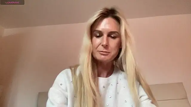 Snapshot of Alexis_Newick chatting on 11/06/25, 03:35 Alexis Newick online show from 11/06/25, 03:35