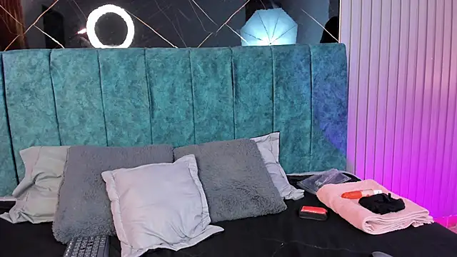 Bella Riverss online show from 11/22/25, 03:33