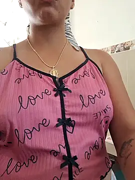 Snapshot of lapicarona18 chatting on 11/30/25, 02:43 lapicarona18 online show from 11/30/25, 02:43