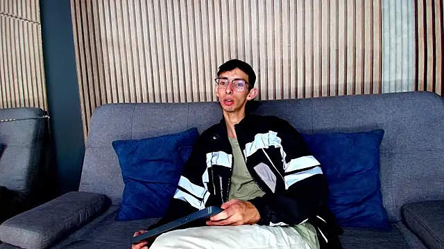 Snapshot of ZyroNight chatting on 12/02/25, 11:45 ZyroNight online show from 12/02/25, 11:45