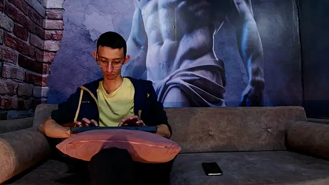 Snapshot of ZyroNight chatting on 12/17/25, 07:20 ZyroNight online show from 12/17/25, 07:20