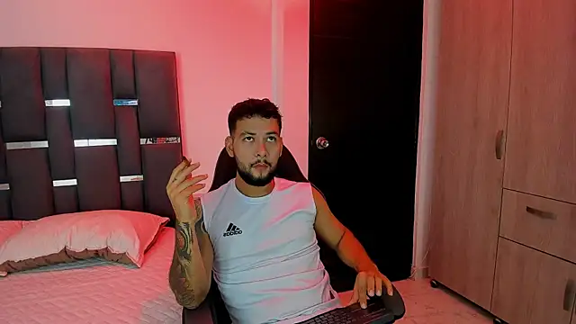 Snapshot of noah_corvelle chatting on 11/11/25, 12:43 noah corvelle online show from 11/11/25, 12:43