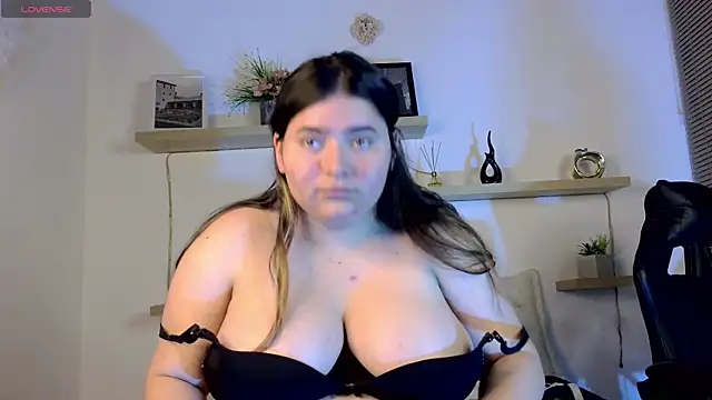 Snapshot of estrella_gold chatting on 11/18/25, 03:01 estrella gold online show from 11/18/25, 03:01