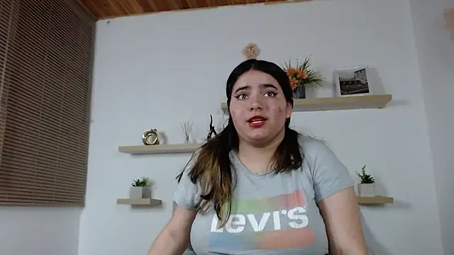 Snapshot of estrella_gold chatting on 12/20/25, 02:51 estrella gold online show from 12/20/25, 02:51