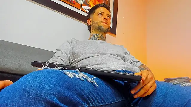 Snapshot of Supreme_Alpha chatting on 11/04/25, 03:38 Supreme Alpha online show from 11/04/25, 03:38