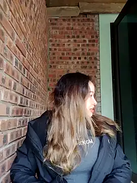 Snapshot of thu-cuoi chatting on 12/18/25, 07:03 thu-cuoi online show from 12/18/25, 07:03