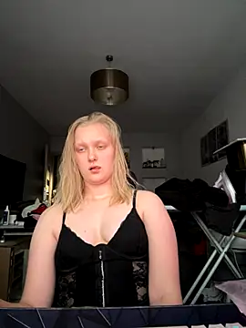 hotgoodgirll online show from 11/18/25, 02:43