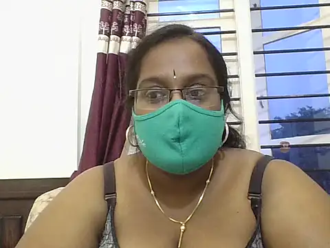 Snapshot of hootypriya chatting on 11/27/25, 12:18 hootypriya online show from 11/27/25, 12:18