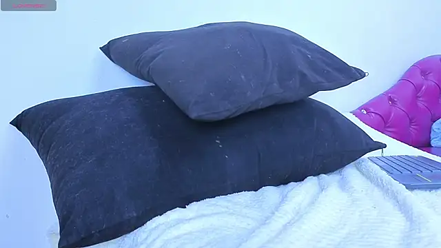 Snapshot of Julieta_horney chatting on 11/06/25, 03:02 Julieta horney online show from 11/06/25, 03:02