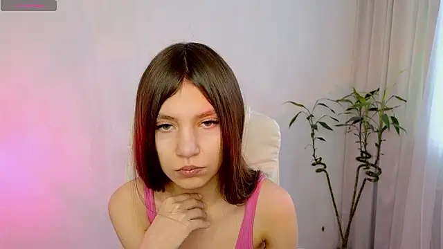 Little  Lunaa online show from 02/15/26, 10:47