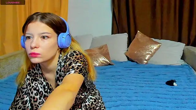 Snapshot of Eva_purrr_ chatting on 11/27/25, 01:18 Eva purrr online show from 11/27/25, 01:18