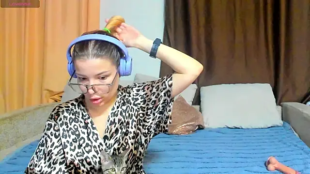 Snapshot of Eva_purrr_ chatting on 11/30/25, 01:09 Eva purrr online show from 11/30/25, 01:09