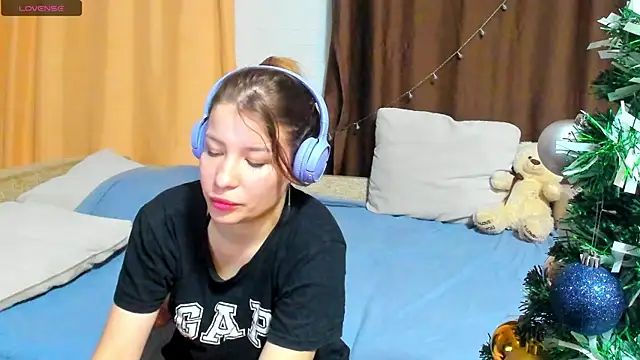 Snapshot of Eva_purrr_ chatting on 12/18/25, 01:33 Eva purrr online show from 12/18/25, 01:33