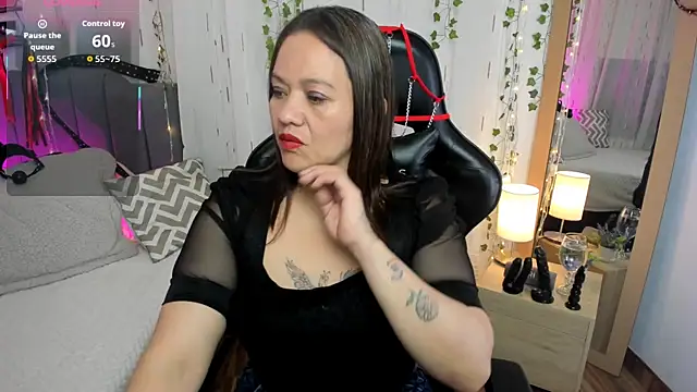 Snapshot of Victoria_Wilde_ chatting on 11/18/25, 09:25 Victoria Wilde online show from 11/18/25, 09:25