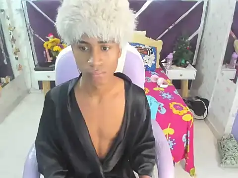 Snapshot of Santy_bigcock_01 chatting on 11/16/25, 12:33 Santy bigcock 01 online show from 11/16/25, 12:33