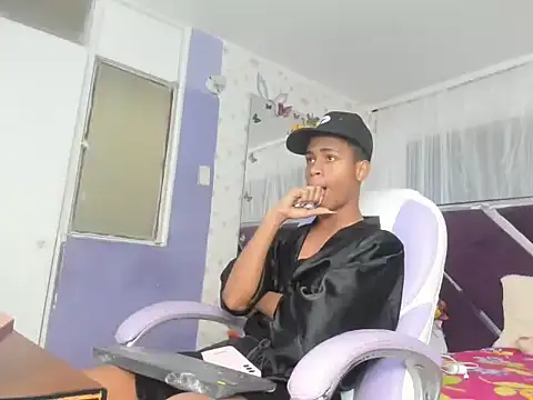 Snapshot of Santy_bigcock_01 chatting on 11/20/25, 02:06 Santy bigcock 01 online show from 11/20/25, 02:06