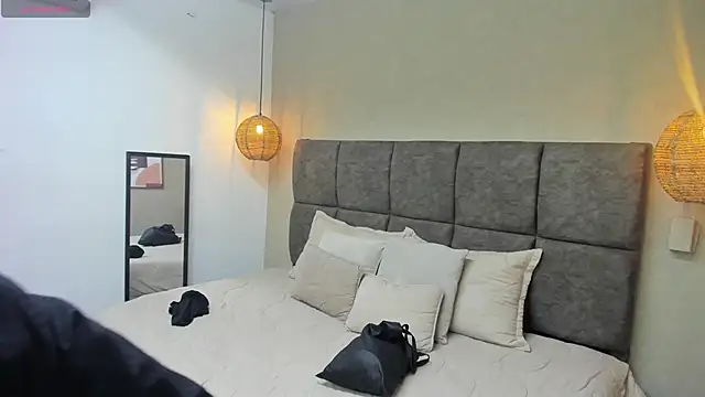 Snapshot of annie__20 chatting on 11/19/25, 12:05 annie 20 online show from 11/19/25, 12:05