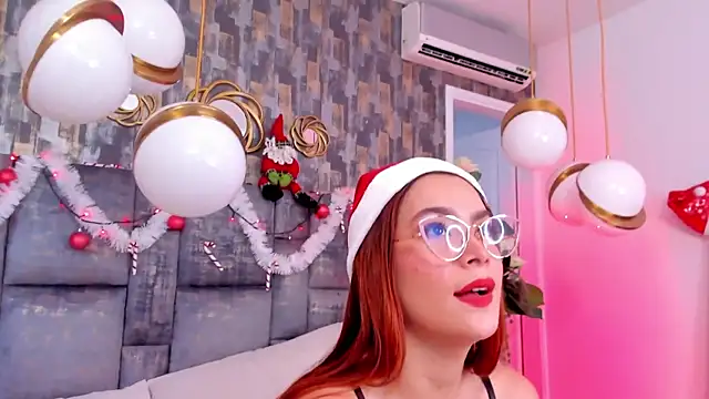 Snapshot of SaraAlvarezx chatting on 12/16/25, 02:55 SaraAlvarezx online show from 12/16/25, 02:55