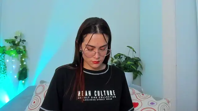 Snapshot of SaraAlvarezx chatting on 01/07/26, 04:04 SaraAlvarezx online show from 01/07/26, 04:04