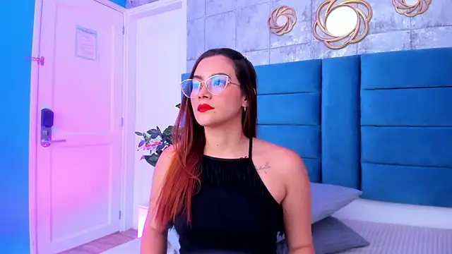 Snapshot of SaraAlvarezx chatting on 02/26/26, 04:33 SaraAlvarezx online show from 02/26/26, 04:33