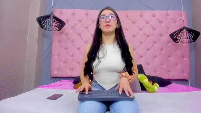 Snapshot of Mia_Horney chatting on 12/02/25, 12:21 Mia Horney online show from 12/02/25, 12:21