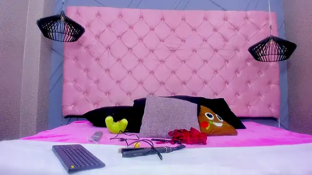 Snapshot of Mia_Horney chatting on 12/17/25, 01:17 Mia Horney online show from 12/17/25, 01:17