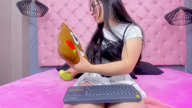 Snapshot of Mia_Horney chatting on 12/22/25, 01:52 Mia Horney online show from 12/22/25, 01:52