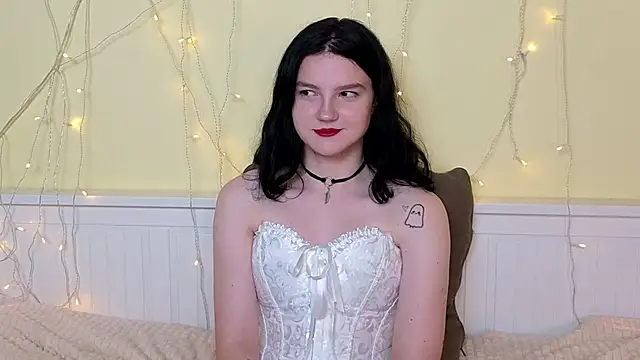 Snapshot of LatinaHuguenin chatting on 11/17/25, 09:04 LatinaHuguenin online show from 11/17/25, 09:04