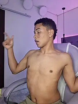 Snapshot of Liams18 chatting on 11/13/25, 03:05 Liams18 online show from 11/13/25, 03:05