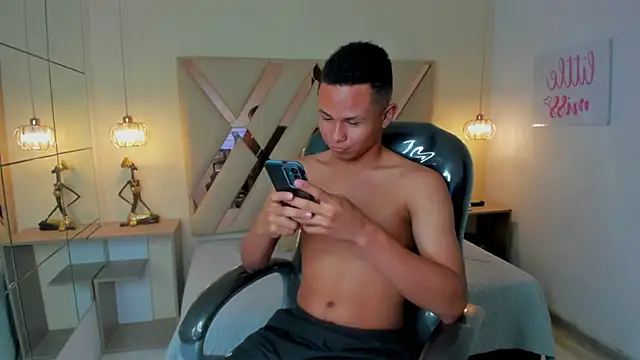 Snapshot of Liams18 chatting on 11/16/25, 12:05 Liams18 online show from 11/16/25, 12:05