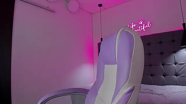 Snapshot of Liams18 chatting on 11/28/25, 03:42 Liams18 online show from 11/28/25, 03:42