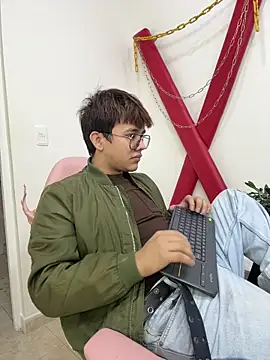 Snapshot of benjiDom chatting on 11/10/25, 12:26 benjiDom online show from 11/10/25, 12:26