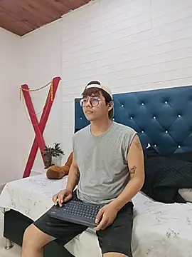 Snapshot of benjiDom chatting on 11/11/25, 12:05 benjiDom online show from 11/11/25, 12:05