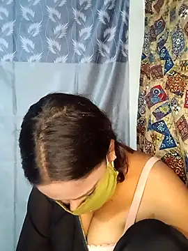 Snapshot of V_HOT_CUTE chatting on 11/10/25, 10:14 V HOT CUTE online show from 11/10/25, 10:14