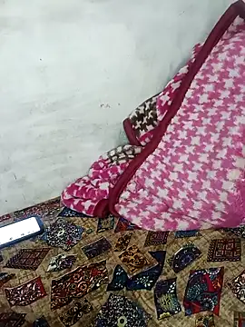 Snapshot of V_HOT_CUTE chatting on 12/17/25, 04:57 V HOT CUTE online show from 12/17/25, 04:57