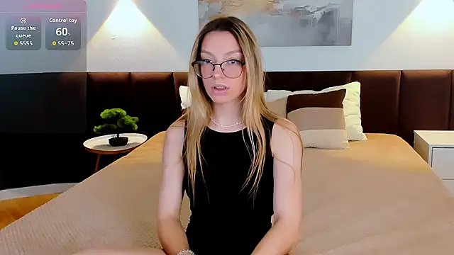 Snapshot of CindyMoriLove chatting on 11/26/25, 02:40 CindyMoriLove online show from 11/26/25, 02:40