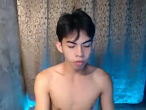 Snapshot of Urhotsilverboy chatting on 11/15/25, 04:21 Urhotsilverboy online show from 11/15/25, 04:21