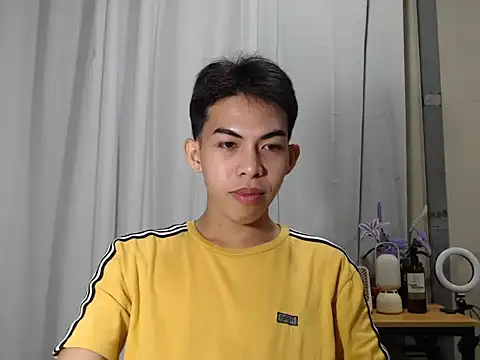 Snapshot of Urhotsilverboy chatting on 11/30/25, 04:11 Urhotsilverboy online show from 11/30/25, 04:11