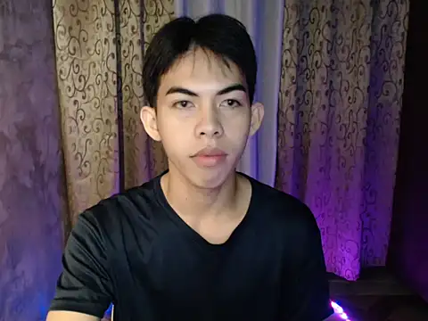 Snapshot of Urhotsilverboy chatting on 12/18/25, 03:56 Urhotsilverboy online show from 12/18/25, 03:56