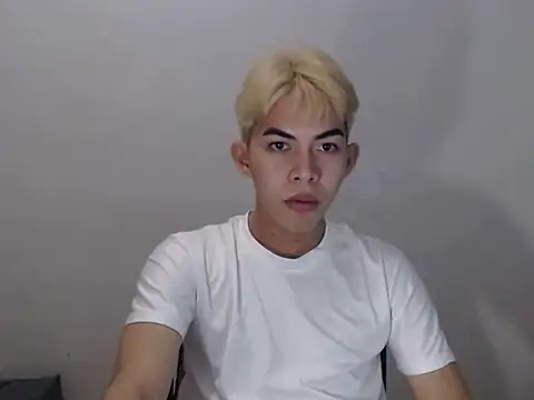 Snapshot of Urhotsilverboy chatting on 05/22/26, 04:23 Urhotsilverboy online show from 05/22/26, 04:23