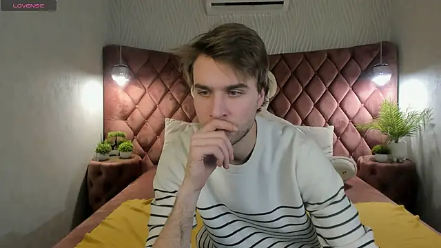 Snapshot of JonnahHell chatting on 11/21/25, 10:08 JonnahHell online show from 11/21/25, 10:08