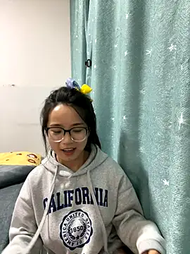 Snapshot of Hmm_0303 chatting on 11/12/25, 02:28 Hmm 0303 online show from 11/12/25, 02:28