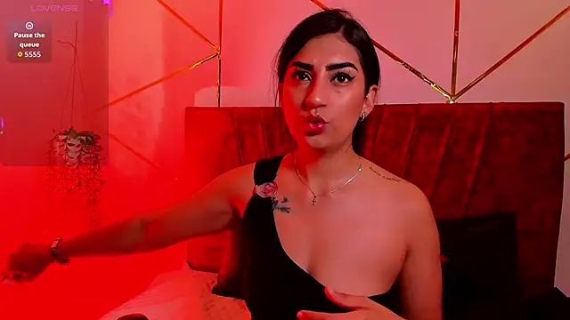 Snapshot of Paris_Evans_ chatting on 12/16/25, 02:00 Paris Evans online show from 12/16/25, 02:00