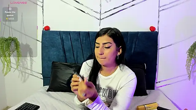 Snapshot of Paris_Evans_ chatting on 01/10/26, 12:51 Paris Evans online show from 01/10/26, 12:51