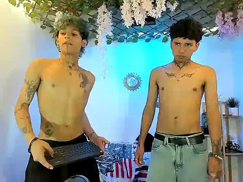 Snapshot of LATINDICKS chatting on 11/05/25, 03:45 LATINDICKS online show from 11/05/25, 03:45