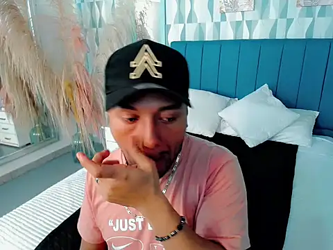 Snapshot of sebastian_cruz_ chatting on 11/09/25, 01:48 sebastian cruz online show from 11/09/25, 01:48