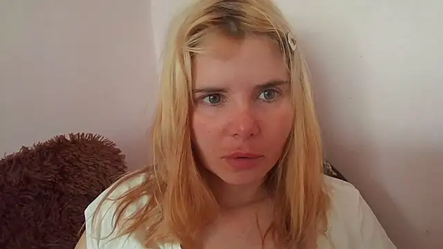 Snapshot of HornyElena chatting on 07/08/26, 08:30 HornyElena online show from 07/08/26, 08:30