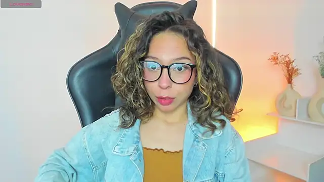 LuluuBerry online show from 12/02/25, 04:35